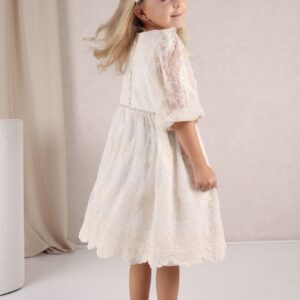 Ecru sukienka z kwiecistej koronki dla dziewczynki, idealna na wyjątkowe okazje.