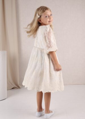 Ecru sukienka z kwiecistej koronki dla dziewczynki, idealna na wyjątkowe okazje.