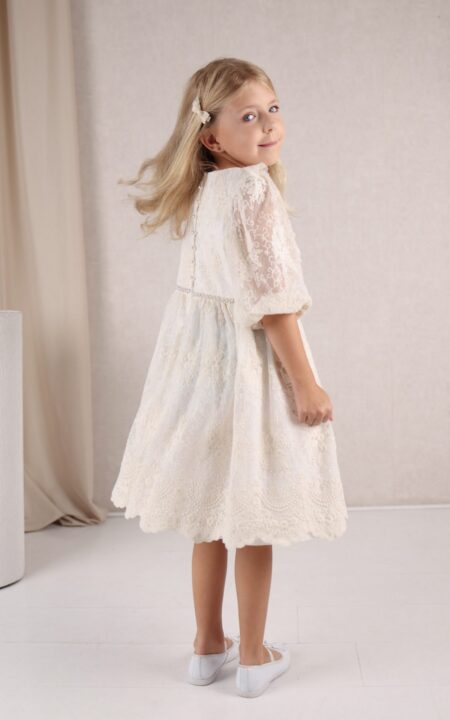 Ecru sukienka z kwiecistej koronki dla dziewczynki, idealna na wyjątkowe okazje.