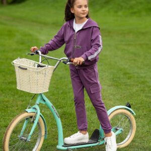 Fioletowy bawełniany komplet dla dziewczynki, składający się z bluzy z kapturem i spodni, idealny na aktywności na świeżym powietrzu.