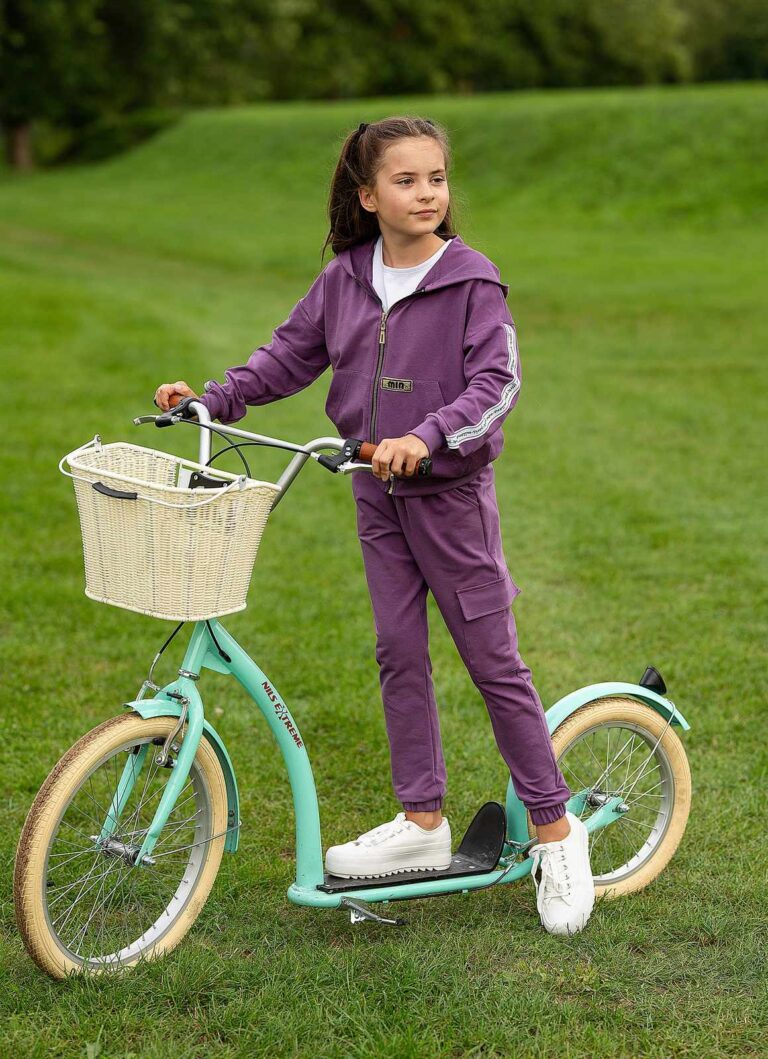 Fioletowy bawełniany komplet dla dziewczynki, składający się z bluzy z kapturem i spodni, idealny na aktywności na świeżym powietrzu.