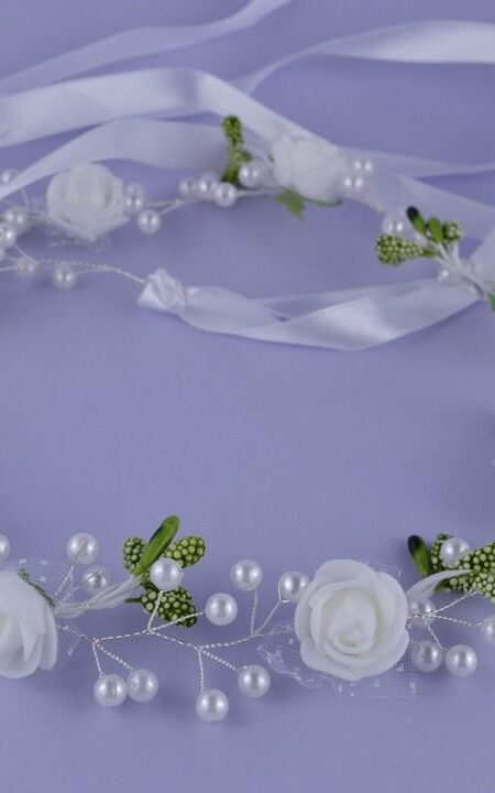 Wianek z ecru kwiatami i perłami, idealny na uroczystości i specjalne okazje.