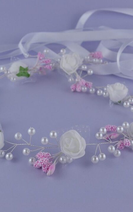 Wianek z białymi i różowymi kwiatami oraz perłami, idealny na specjalne okazje dla dziewczynki.