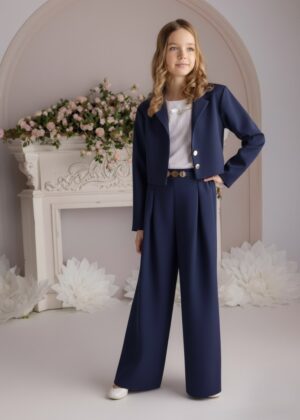 Granatowy garnitur dla dziewczynki z krótką marynarką i szerokimi spodniami, idealny na eleganckie okazje.