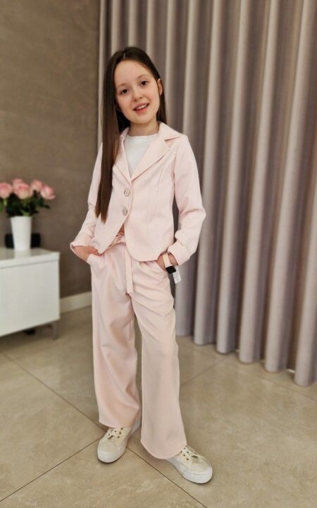 Pudrowy, wizytowy garnitur dla dziewczynki