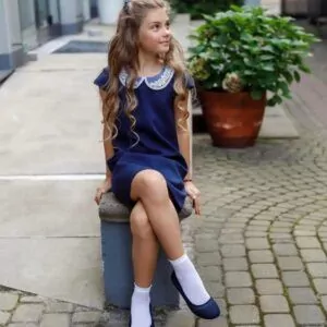 Granatowa sukienka dla dziewczynki z białym kołnierzykiem, idealna na eleganckie okazje.