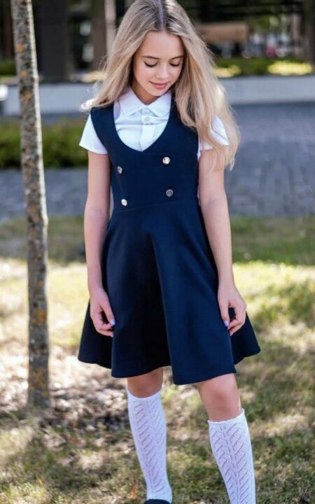 Granatowa sukienka galowa dla dziewczynki z guzikami, idealna na uroczyste okazje.