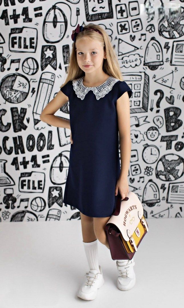 Granatowa sukienka z kołnierzykiem dla dziewczynki, idealna na szkolne dni i specjalne okazje.