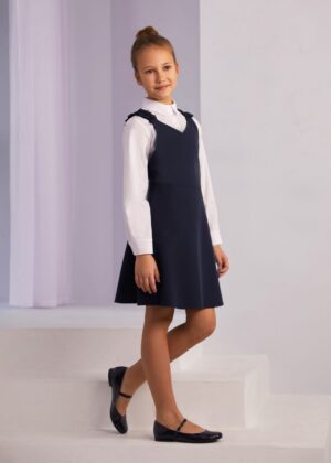 Granatowa sukienka z falbankowymi szelkami, idealna na eleganckie okazje dla dziewczynki.