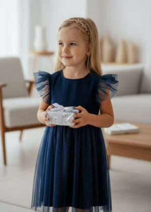 Granatowa sukienka z połyskującym tiulem i falbanami na rękawach, idealna na uroczystości.