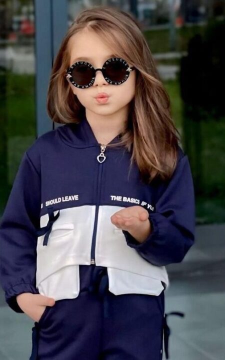 Granatowy komplet dresowy dla dziewczynki z białymi pasami, idealny na codzienne wyjścia i aktywności.