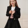 Klasyczny czarny żakiet dla dziewczynki, idealny do eleganckich stylizacji.