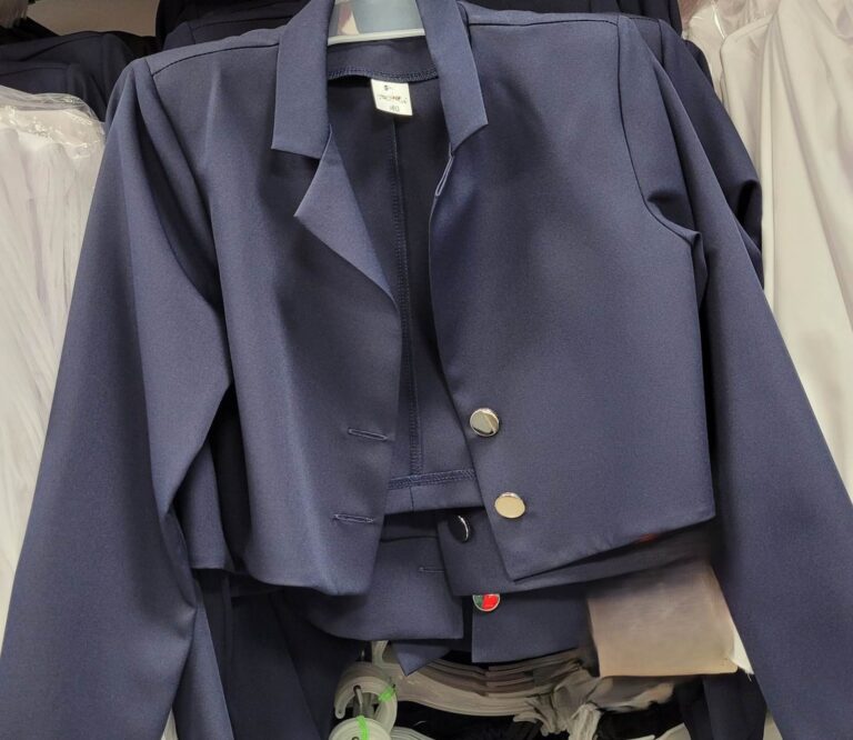 Granatowy żakiet dla dziewczynki, idealny do garnituru na specjalne okazje.