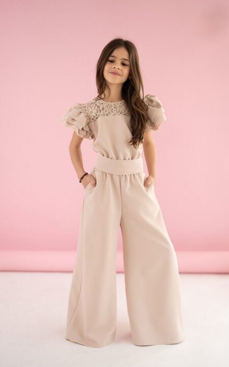 Kombinezon w kolorze beżowym.