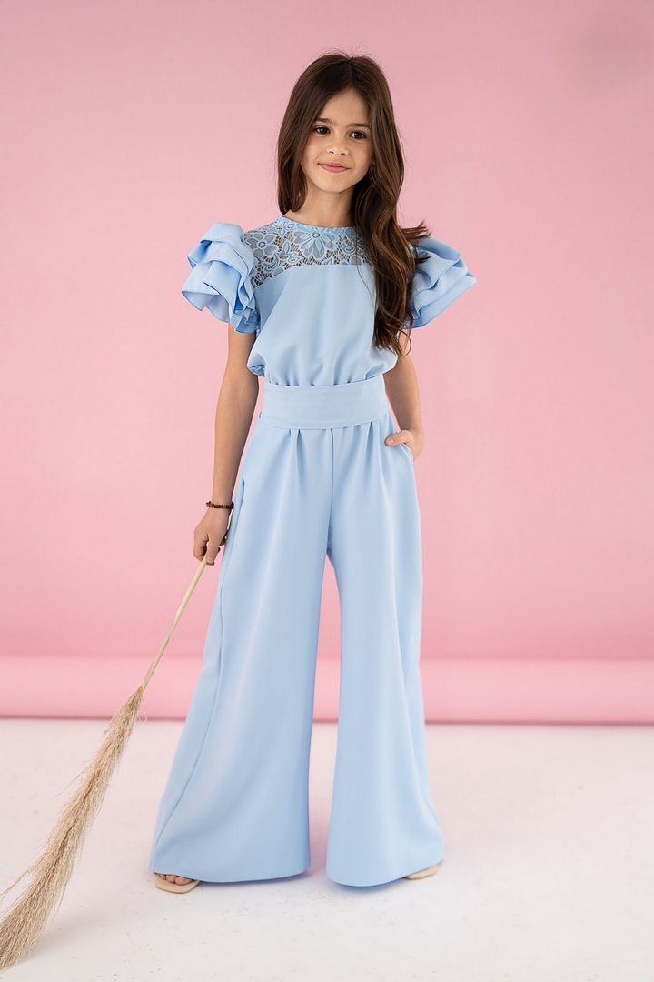 Koronkowy kombinezon w kolorze niebieskim