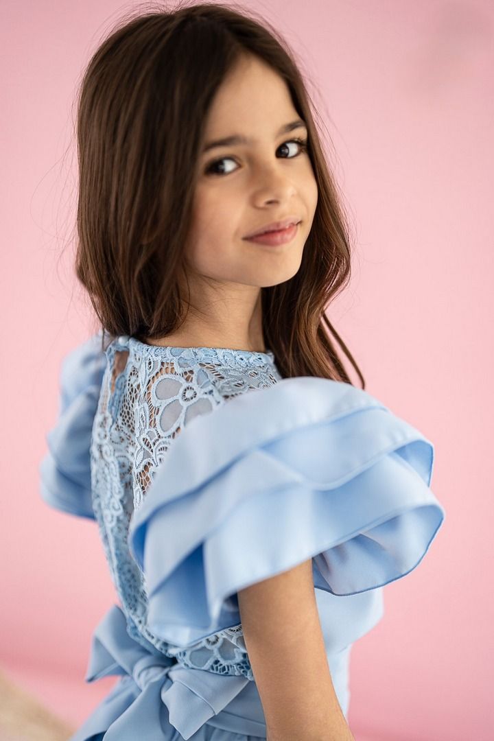 Koronkowy kombinezon w kolorze niebieskim dla dziewczynki