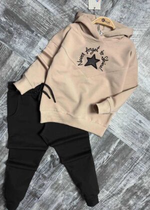Komplet bawełniany dla dziewczynki składający się z beżowej bluzy z kapturem i czarnych spodni, ozdobiony napisem Never forget to shine oraz gwiazdą. Komplet bawełniany dla dziewczynki składający się z beżowej bluzy z kapturem i czarnych spodni, ozdobiony napisem Never forget to shine oraz gwiazdą.