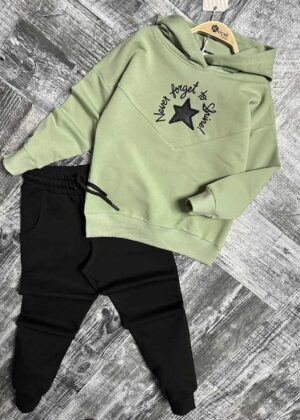 Komplet bawełniany dla dziewczynki składający się z zielonej bluzy z napisem Never forget to shine oraz czarnych spodni. Komplet bawełniany dla dziewczynki składający się z zielonej bluzy z napisem Never forget to shine oraz czarnych spodni.