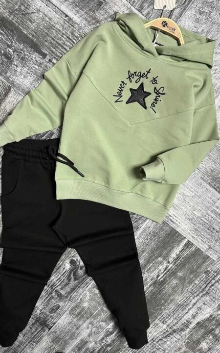 Komplet bawełniany dla dziewczynki składający się z zielonej bluzy z napisem Never forget to shine oraz czarnych spodni.