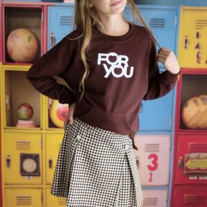 Komplet bluza w kolorze brązowym z napisem FOR YOU oraz spódnica w kratkę. Idealny na codzienne stylizacje dla dziewczynki.