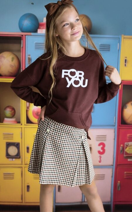 Komplet bluza w kolorze brązowym z napisem FOR YOU oraz spódnica w kratkę. Idealny na codzienne stylizacje dla dziewczynki.