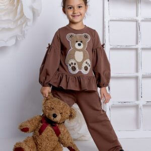 Brązowy komplet dla dziewczynki z bluzką z motywem misia i spodniami, idealny na codzienne stylizacje.