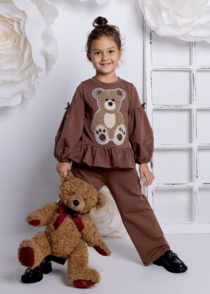 Brązowy komplet dla dziewczynki z bluzką z motywem misia i spodniami, idealny na codzienne stylizacje.