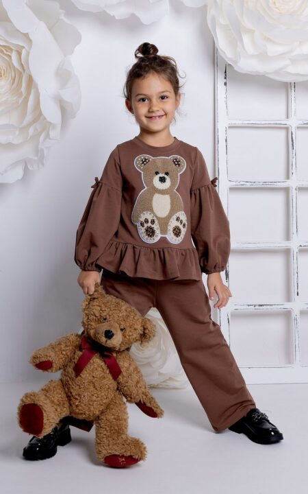 Brązowy komplet dla dziewczynki z bluzką z motywem misia i spodniami, idealny na codzienne stylizacje.