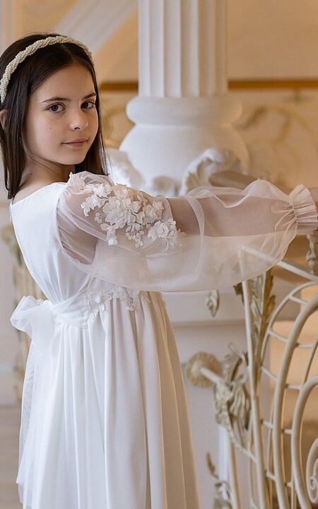 Tiulowa sukienka na komunię z aplikacją kwiatów na rekawach i talii na dziewczynce