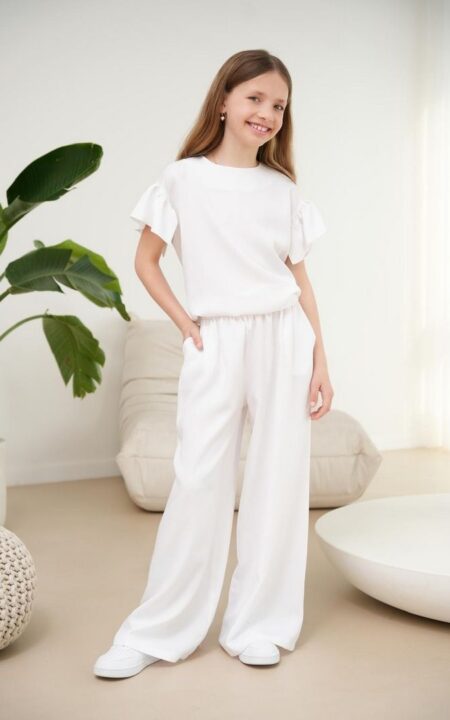 Letni zestaw dla dziewczynki składający się z ecru bluzki i spodni, idealny na ciepłe dni.