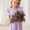 Liliowa sukienka z krótkim rękawem dla dziewczynki, idealna na letnie sesje zdjęciowe.