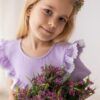 Liliowa sukienka z krótkim rękawem dla dziewczynki, ozdobiona koronką, idealna na letnie przyjęcia.