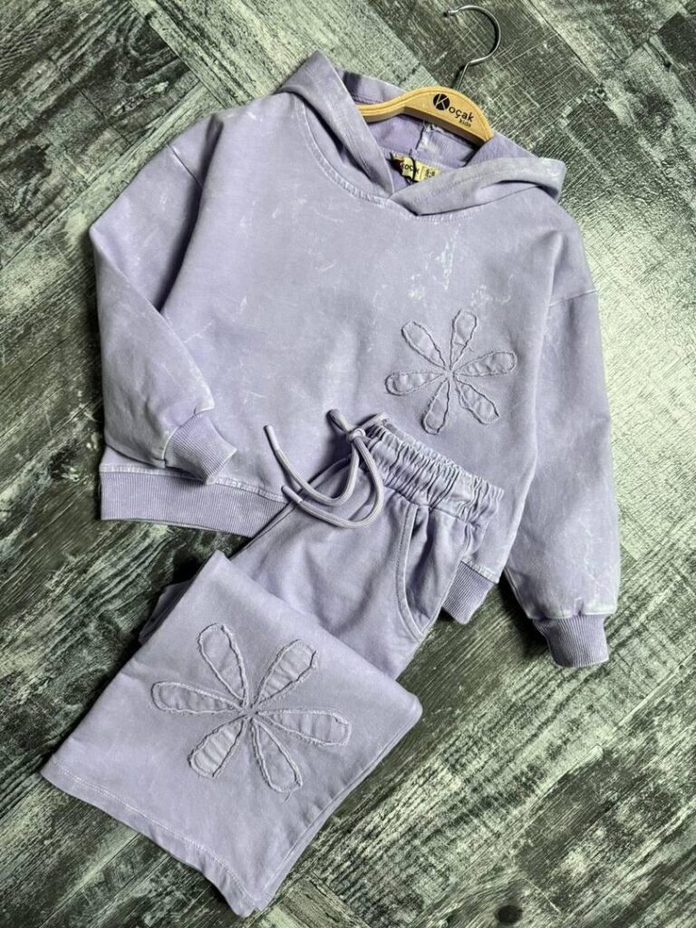 Liliowy dres dla dziewczynki z kwiatowym wzorem, idealny na codzienne stylizacje.