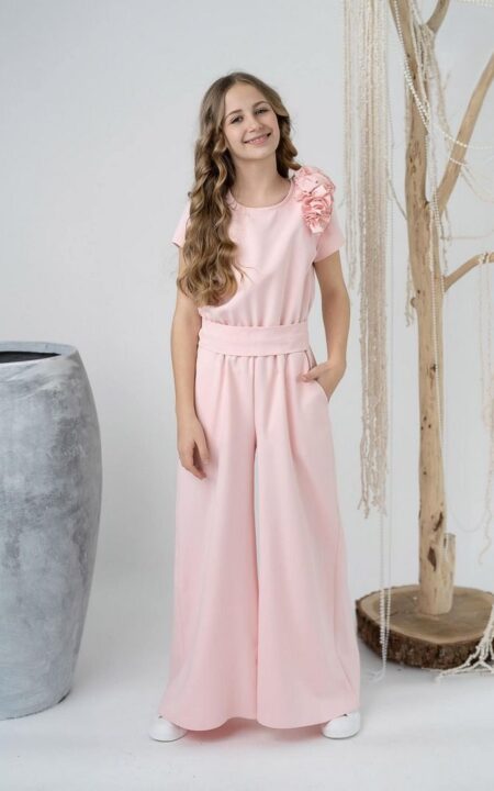 Kombinezon w kolorze łososiowym na przebranie po komunii