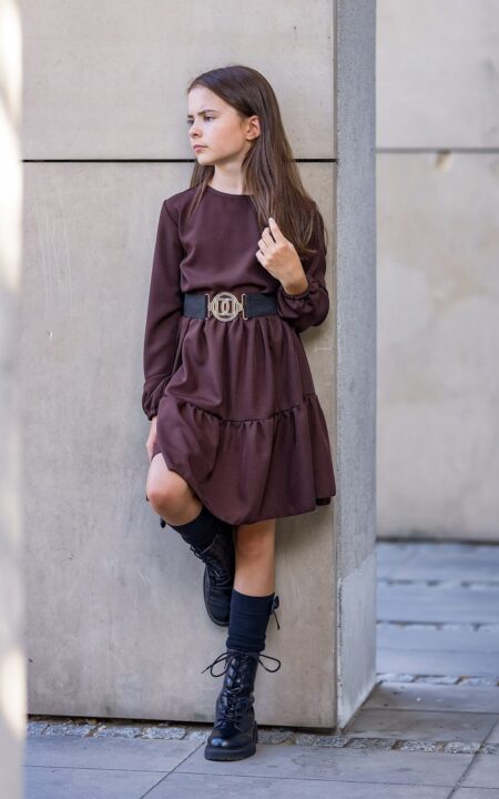 Luźna czekoladowa sukienka z falbanami dla dziewczynki, idealna na codzienne stylizacje.