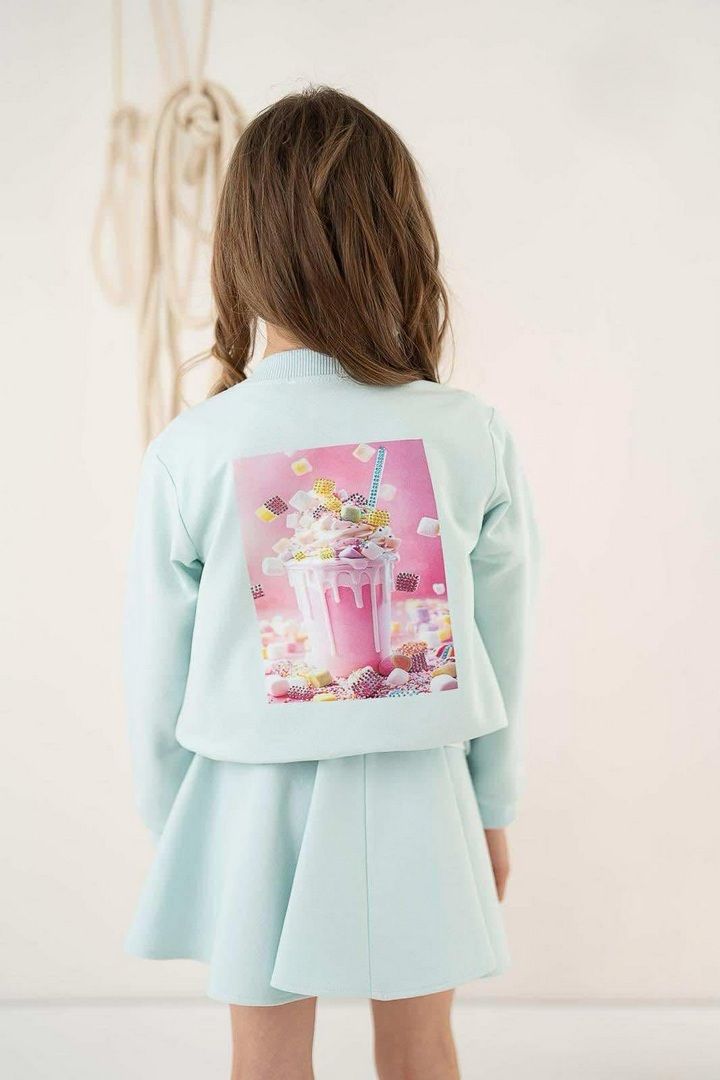 Miętowa bluza dla dziewczynki z kolorowym nadrukiem na plecach, idealna na codzienne stylizacje.