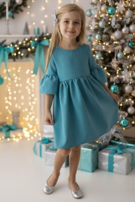 Morska sukienka dla dziewczynki w wersji świątecznej z bufiastymi rękawami, idealna na uroczystości.