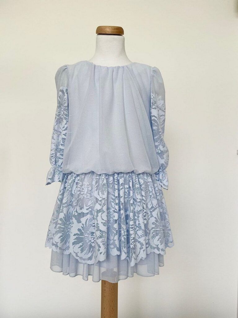 Niebieska sukienka boho z koronkowymi detalami, idealna na letnie przyjęcia i uroczystości.