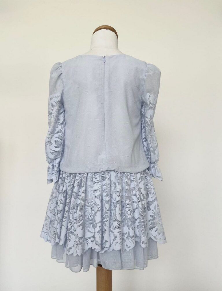 Niebieska sukienka boho z koronkowymi rękawami i falbanami, idealna na letnie przyjęcia.