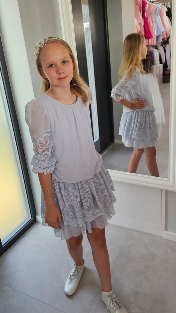 Niebieska koronkowa sukienka dla starszej dziewczynki z bufkami, idealna na specjalne okazje.