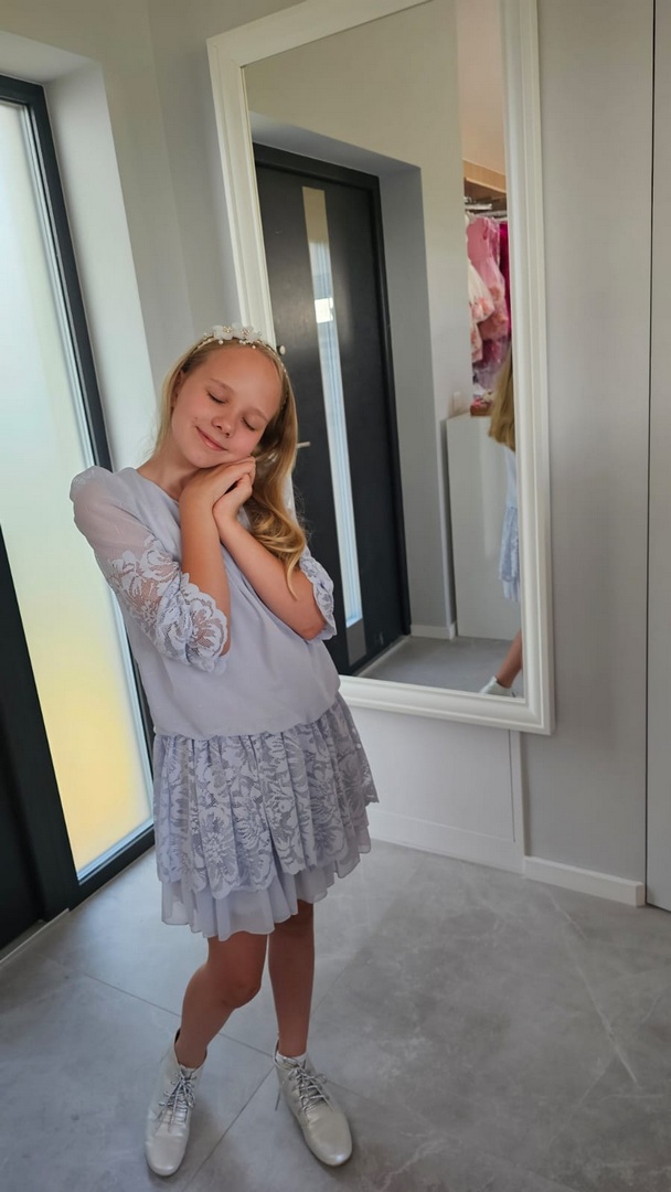 Niebieska koronkowa sukienka dla starszej dziewczynki z długimi rękawami, idealna na specjalne okazje.