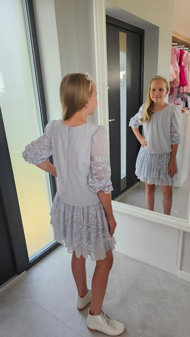 Niebieska koronkowa sukienka dla starszej dziewczynki z falbanami, idealna na specjalne okazje.