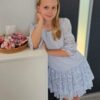 Niebieska koronkowa sukienka dla starszej dziewczynki z falbanami, idealna na specjalne okazje.