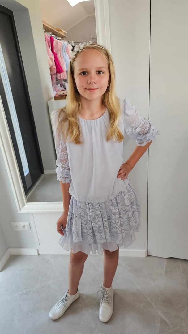 Niebieska koronkowa sukienka dla starszej dziewczynki z długimi rękawami, idealna na specjalne okazje.