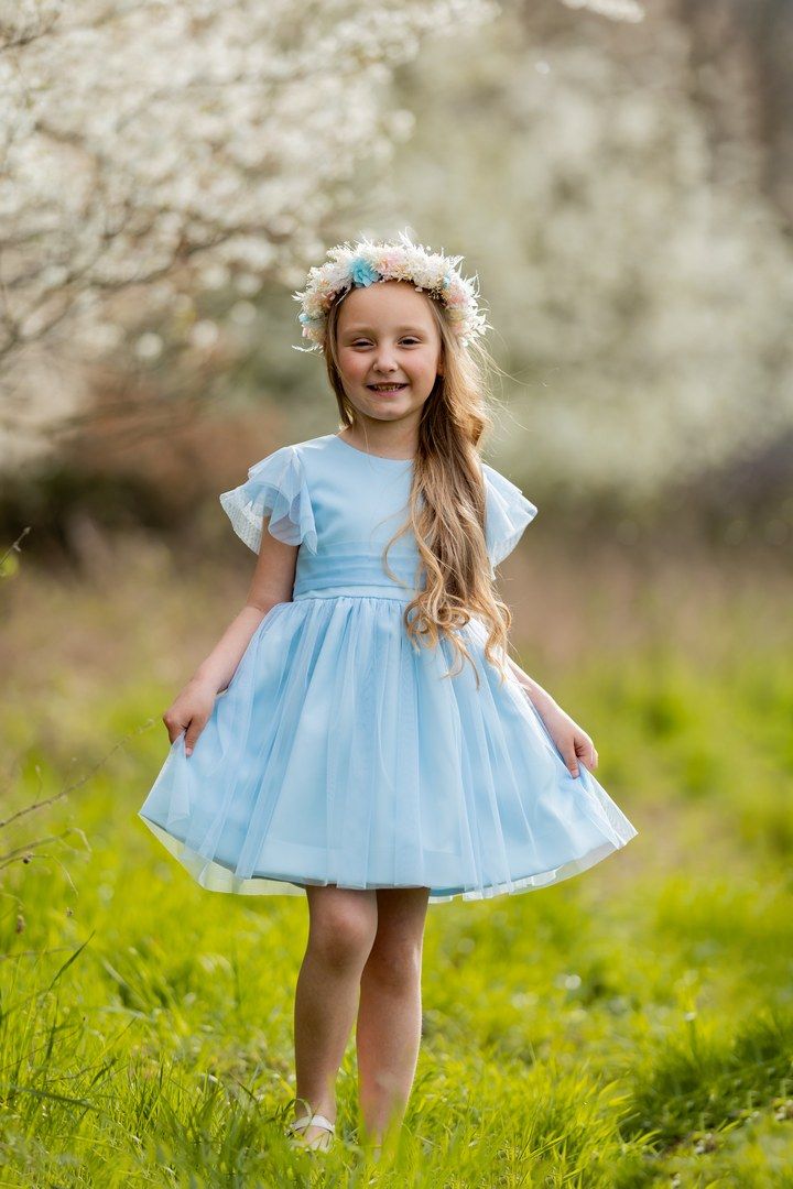 Niebieska tiulowa sukienka na krótki rękaw dla dziewczynki, idealna na letnie przyjęcia i uroczystości.