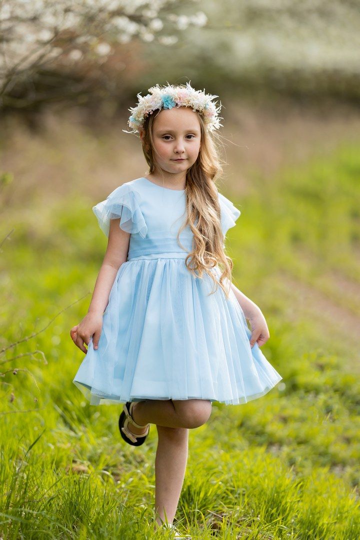 Niebieska tiulowa sukienka na krótki rękaw dla dziewczynki, idealna na letnie przyjęcia i uroczystości.