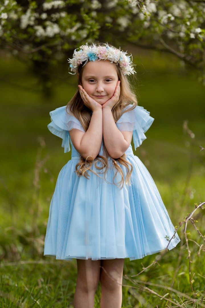 Niebieska tiulowa sukienka na krótki rękaw dla dziewczynki, idealna na letnie przyjęcia i uroczystości.