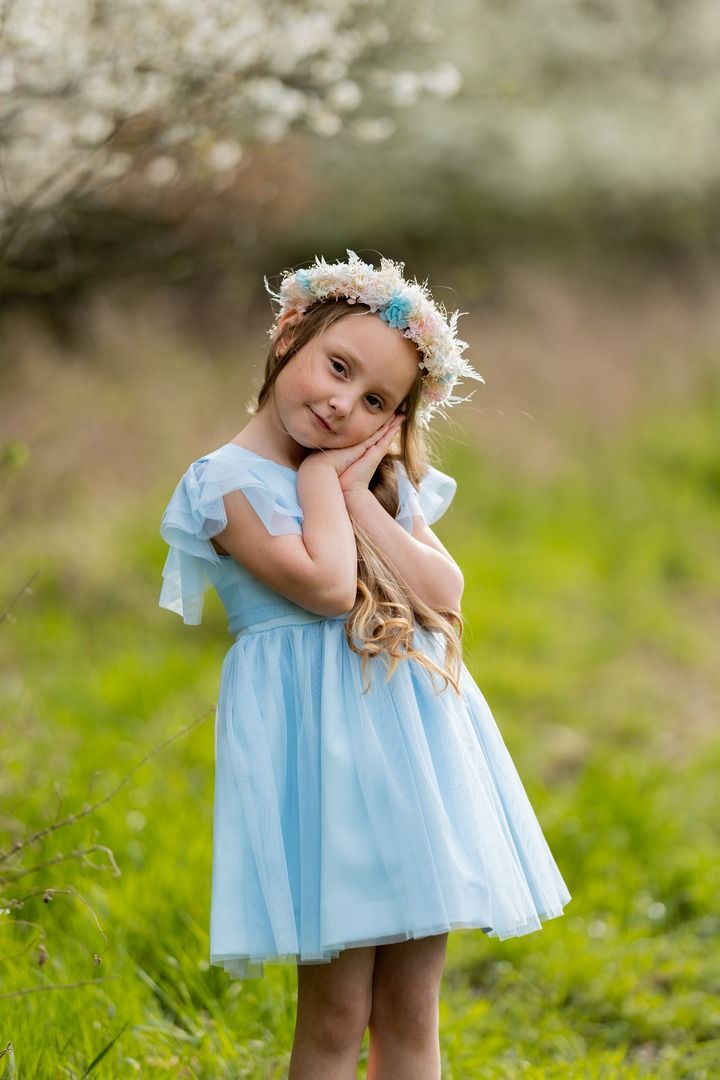 Niebieska tiulowa sukienka na krótki rękaw dla dziewczynki, idealna na letnie przyjęcia i uroczystości.