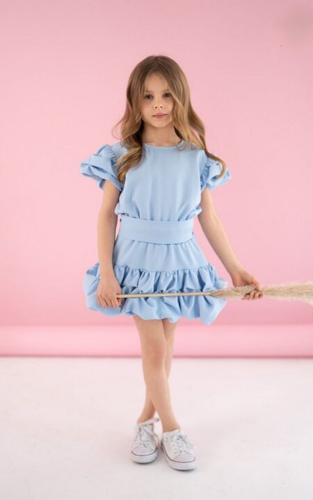 niebieski kombinezon z drapowanym dołem