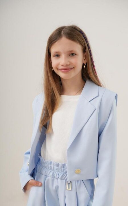 Niebieski wizytowy zakiet dla dziewczynki, idealny na eleganckie okazje.
